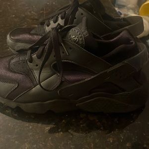 Women’s 9.5 Men’s 8 Black Nike Huaraches